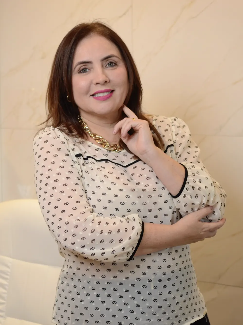 Dra. Carla Patrícia sorrindo no consultório